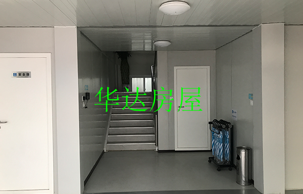 玻璃幕墙打包箱楼梯间